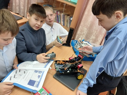 Дружно собираем робота.