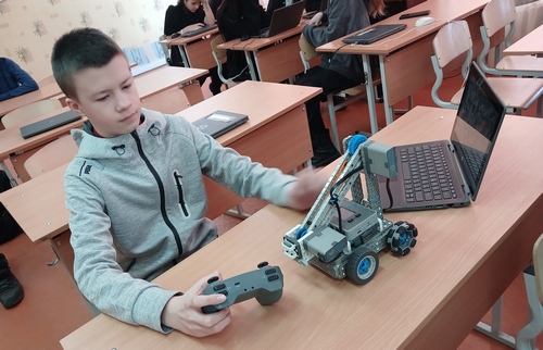Занятие в «Точке роста», «Собираем робота».