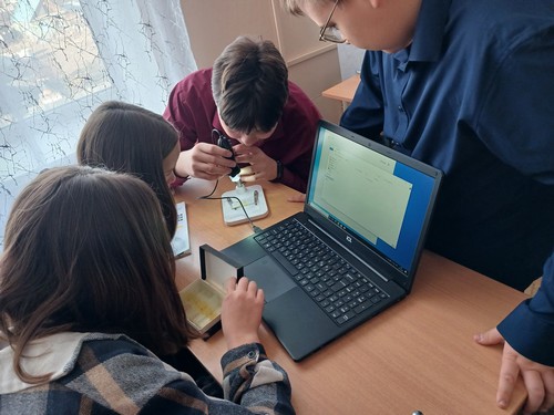 Лабораторная работа «Определение уровня влажности, температуры воздуха и освещенности в кабинете биологии» с использованием оборудования Точки роста..